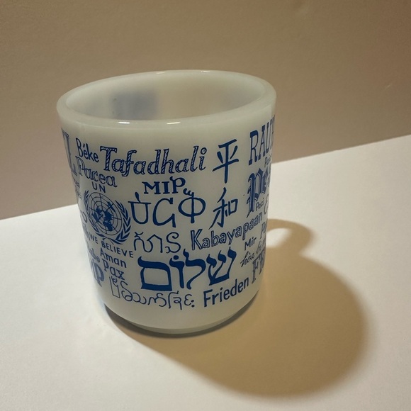 Vintage 1960's Mug Milk Glass UN United Nations Peace Multilingual - Picture 2 of 5